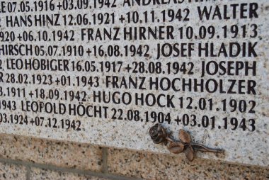 Stalingrad Muharebesi sırasında Volgograd yakınlarındaki Rossoshka Askeri Mezarlığı 'nda öldürülen Alman askerlerinin isimleri.