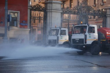 Moskova ve Rusya sokaklarını temizleyen jet temizleyicileri.