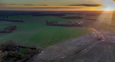 Suffolk, İngiltere 'nin kırsal kesiminde bir kış sabahı gün doğumu
