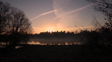 Suffolk, İngiltere 'de şafak vakti Framlingham Kalesi' nin silueti.