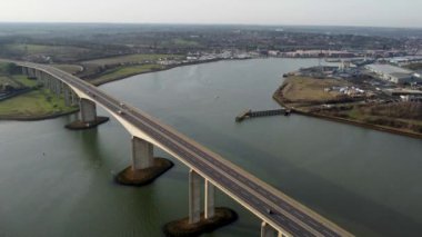 Suffolk, İngiltere 'de Ipswich yakınlarındaki Orwell Köprüsü' nde trafik ilerliyor.