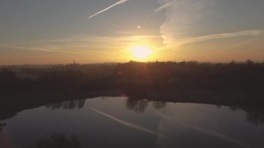 Framlingham Kalesi 'nin şafak vakti Suffolk, İngiltere' deki insansız hava aracı görüntüleri.