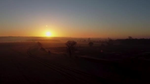 Drönare Bilder Soluppgången Dimmig Morgon Landsbygd Suffolk Storbritannien — Stockvideo