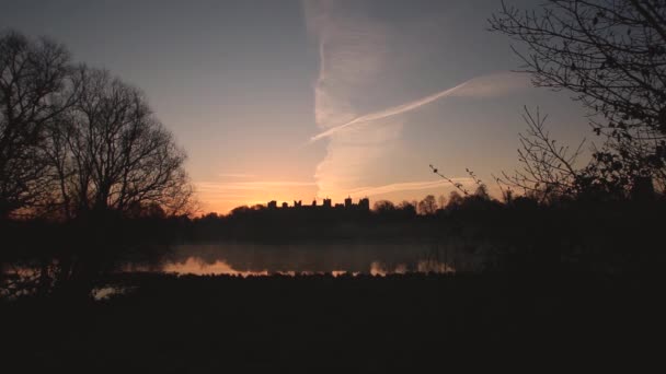 英国サフォークの夜明けにおけるFramlingham城のシルエット — ストック動画