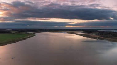 Suffolk, İngiltere 'deki Ramsholt' ta Deben Nehri 'nin üzerinde günbatımında bir hava manzarası.