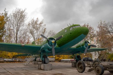 Minsk, Belarus 'taki eski bir Sovyet Lisunov Li-2 nakliye uçağı.