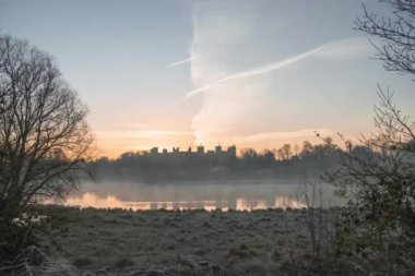 Suffolk, İngiltere 'deki Framlingham Kalesi üzerinde gün doğumunun zamanı.