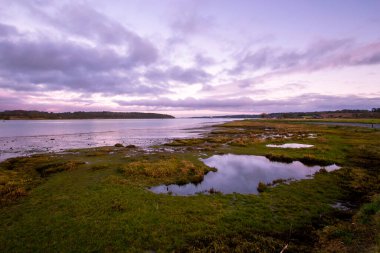 Ipswich, Suffolk, İngiltere yakınlarındaki Orwell Nehri üzerinde gün doğumu