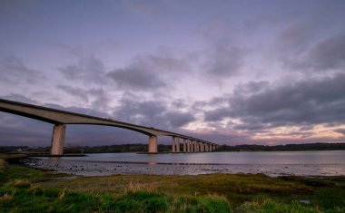 İngiltere 'nin Ipswich yakınlarındaki Orwell Köprüsü üzerinde gün batımı