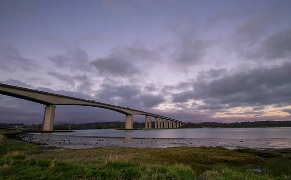 İngiltere 'nin Ipswich yakınlarındaki Orwell Köprüsü üzerinde gün batımı