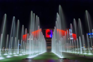 Geceleri Bulgaristan 'ın Sofya kentindeki Ulusal Kültür Sarayı