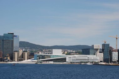 Norveç 'in rıhtımındaki Oslo Opera Evi.