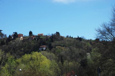 İtalya 'da Torino' nun eteklerindeki yamaç kenarındaki evler