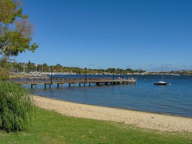 Batı Avustralya 'da Perth, Kuğu Nehri' ndeki Bicton Hamamları 'ndaki iskele.