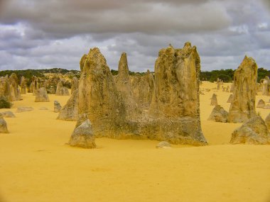 Batı Avustralya 'daki Nambung Ulusal Parkı' ndaki Pinnacles oluşumları
