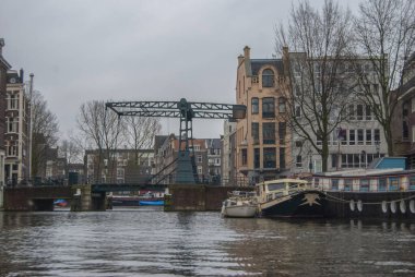 Hollanda 'da Amsterdam' ın dar kanalları üzerinde bir köprü
