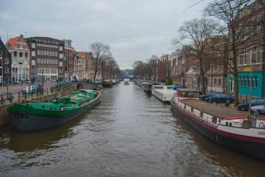Amsterdam, Hollanda 'nın göbeğinde bir kanal