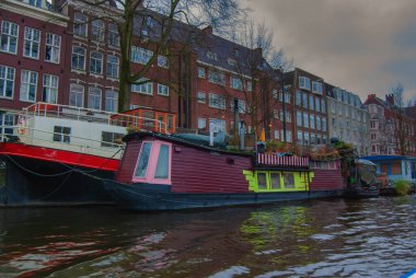 Amsterdam, Hollanda 'da bir kanaldaki yüzen evler.
