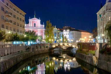 Slovenya 'nın Ljubljana kentindeki Üçlü Köprü