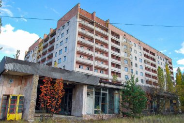 Ukrayna 'nın Çernobil Yasak Bölgesi' ndeki Pripyat kasabasındaki terk edilmiş caddeler ve binalar