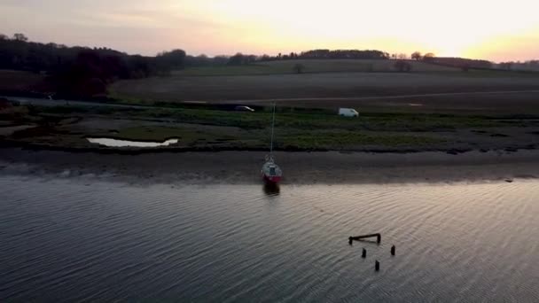 Boat Stranded Banks River Sunset — ストック動画