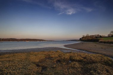 Ipswich, Suffolk, İngiltere yakınlarındaki Orwell Nehri üzerinde gün doğumu