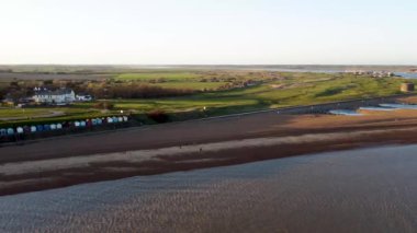 Felixstowe, Suffolk, İngiltere 'deki bir golf sahasının insansız hava aracı görüntüleri.