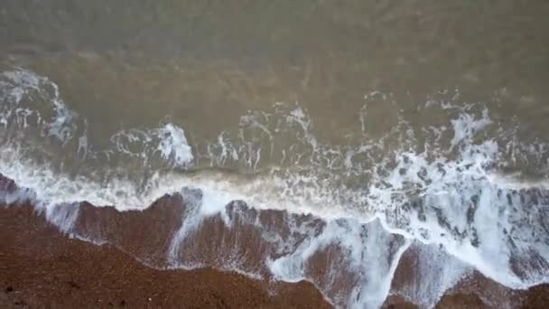 Nagranie Fal Dronów Rozbitych Żwirkowej Plaży Suffolk — Wideo stockowe