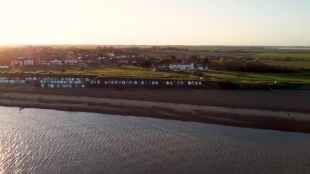 Drone Beelden Van Strandhutten Aan Zee Old Felixstowe Suffolk — Stockvideo