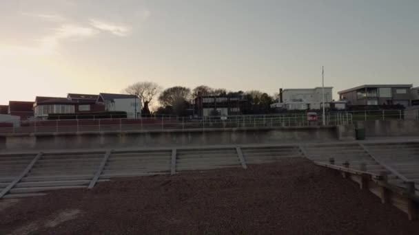 Flyaway Drone Beelden Van Een Kiezelstrand Bij Zonsondergang Felixstowe Suffolk — Stockvideo