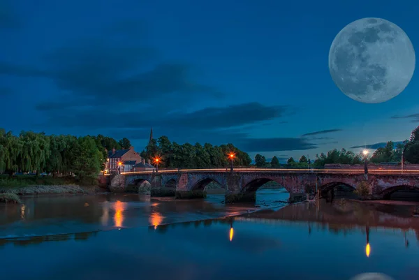 英国チェスターの旧ディー橋の上の満月 — ストック写真