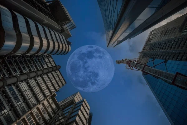 Une Pleine Lune Entourée Immeubles Bureaux Modernes Londres Royaume Uni — Photo