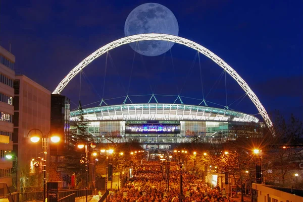 Uma Lua Cheia Atrás Arco Iluminado Estádio Wembley Londres Reino — Fotografia de Stock