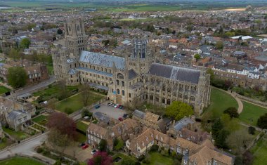 İngiltere 'nin Cambridgeshire kentindeki muhteşem Ely Katedrali' nin hava manzarası.