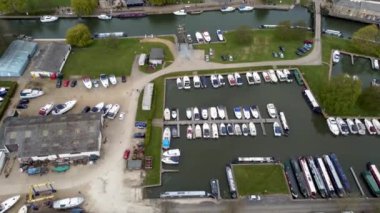 İngiltere 'nin Cambridgeshire kentindeki Ely' de bulunan Great Ouse marinasının insansız hava aracı görüntüleri.