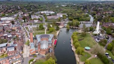Stratford 'un Warwickshire, İngiltere' deki Avon üzerindeki insansız hava aracı görüntüleri.