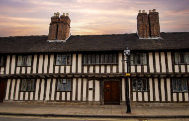 Kilise Caddesi 'ndeki Almshhouse' lar Stratford-upon-Avon, Warwickshire 'daki 15. yüzyıla dayanıyor.