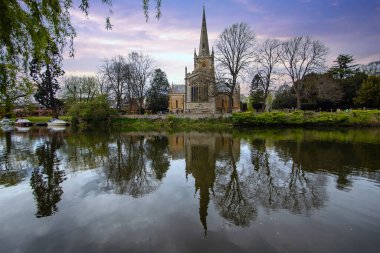 Avon, Warwickshire, İngiltere 'deki Stratford Kutsal Üçleme Kilisesi.