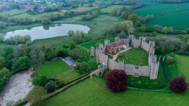 Suffolk, İngiltere 'deki tarihi Framlingham Kalesi' nin hava görüntüsü.