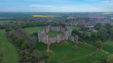 Suffolk, İngiltere 'deki tarihi Framlingham Kalesi' nin hava görüntüsü.