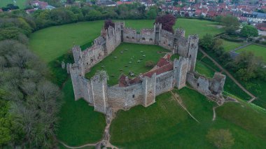 Suffolk, İngiltere 'deki tarihi Framlingham Kalesi' nin hava görüntüsü.