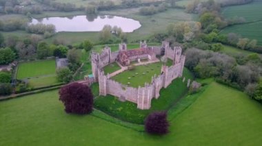 Suffolk, İngiltere 'deki Framlingham Kalesi' nin insansız hava aracı görüntüleri.