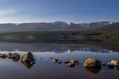 İngiltere, İskoçya 'daki Cairngorms Ulusal Parkı' nın çarpıcı manzarası.