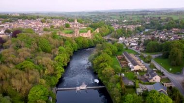 İngiltere 'nin Durham ilçesindeki Barnard Kalesi' ndeki River Tees 'in insansız hava aracı görüntüleri.
