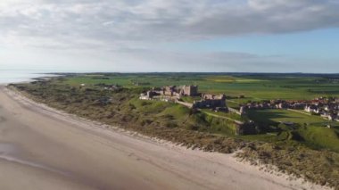 Northumberland, İngiltere 'deki Bamburgh Kalesi' nin 4k drone görüntüleri.
