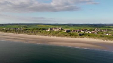 Northumberland, İngiltere 'deki Bamburgh Kalesi' nin 4k drone görüntüleri.
