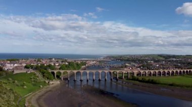 Kraliyet Sınır Köprüsü 'nün Berwick, Northumberland, İngiltere' deki Tweed Nehri 'ni kapsayan 4k drone görüntüleri.