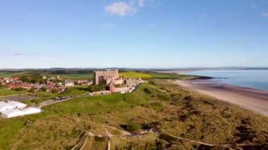 Northumberland, İngiltere 'deki Bamburgh Kalesi' nin 4k drone görüntüleri.