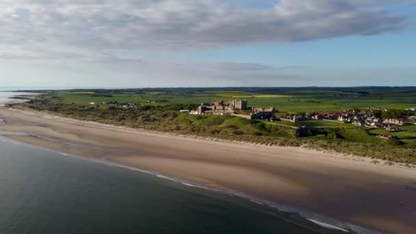 Drone Filmato Del Castello Bamburgh Sulla Costa Del Northumberland Regno — Video Stock