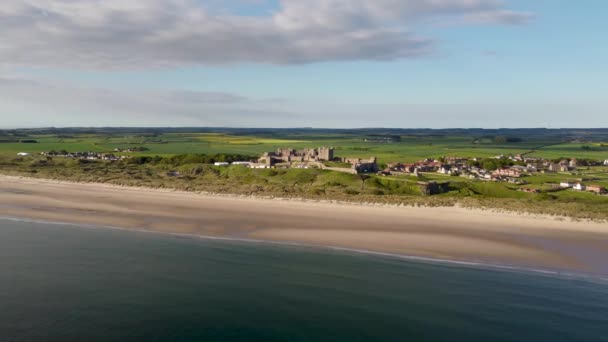 Imagens Drones Castelo Bamburgh Costa Northumberland Reino Unido — Vídeo de Stock